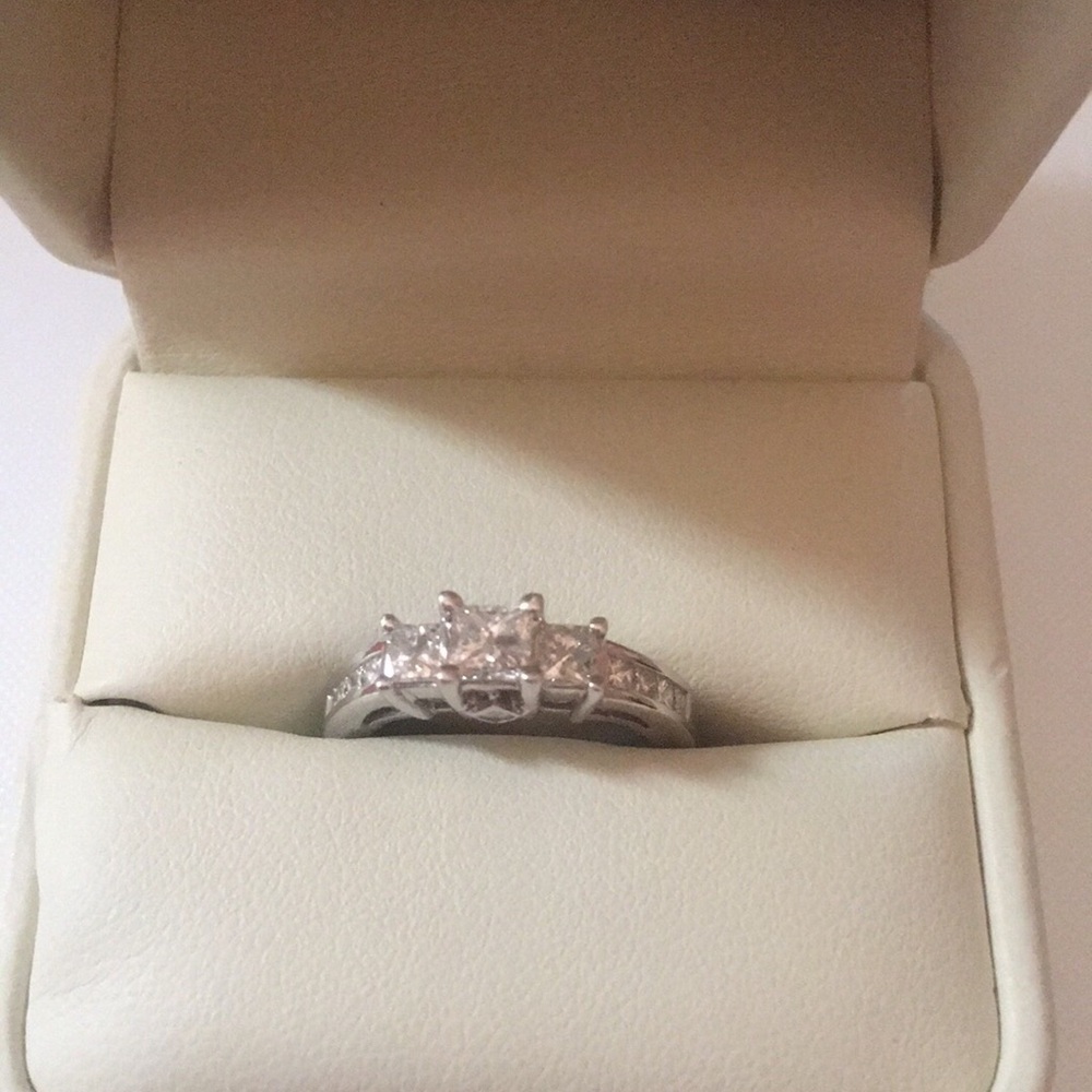 14 karat white gold three stone diamond setting